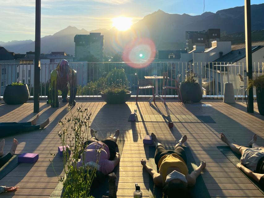 Vinyāsa sur le rooftop du Moxy