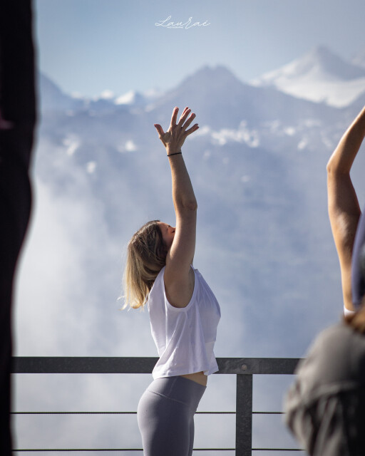 Vinyasa au bord du torrent
